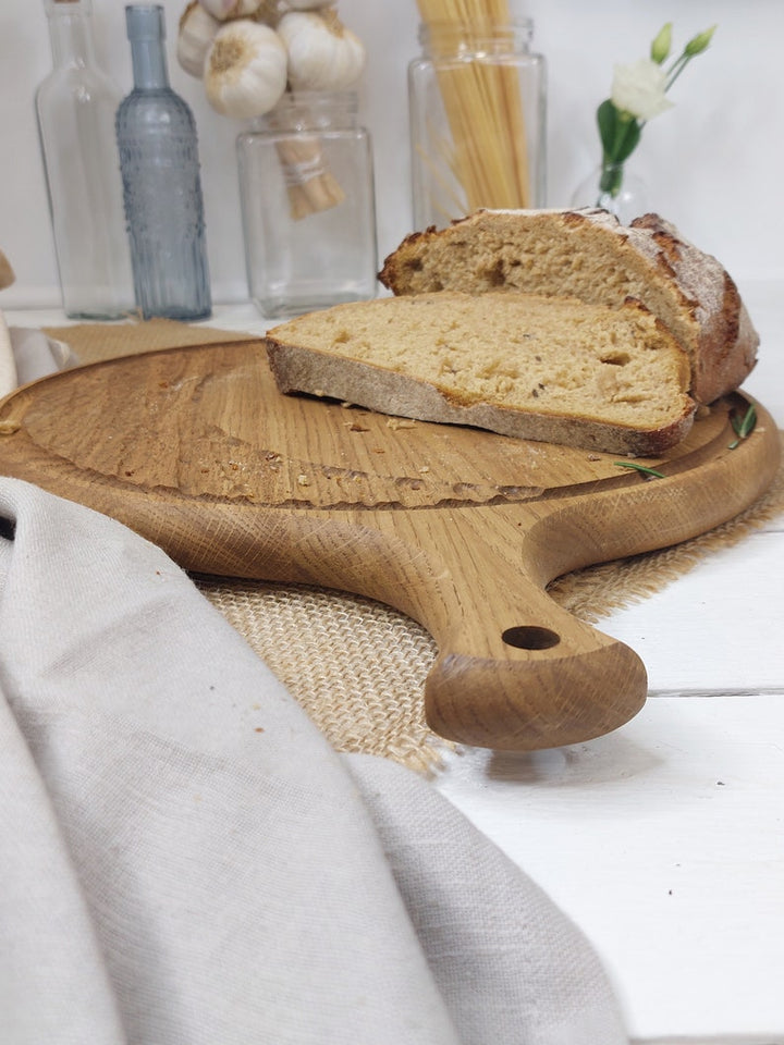 Premium Oak Board, Artisanal Bread Serving Platter, Elegant Circular Bread Cutting Board, Gourmet Serving Wheel, Stylish Baking Accessory, Round Cutting Board with handle, Charcuterie Board For Serving, Chopping Board, Cheese Board, Gift For Mum, Decoration For Easter Table