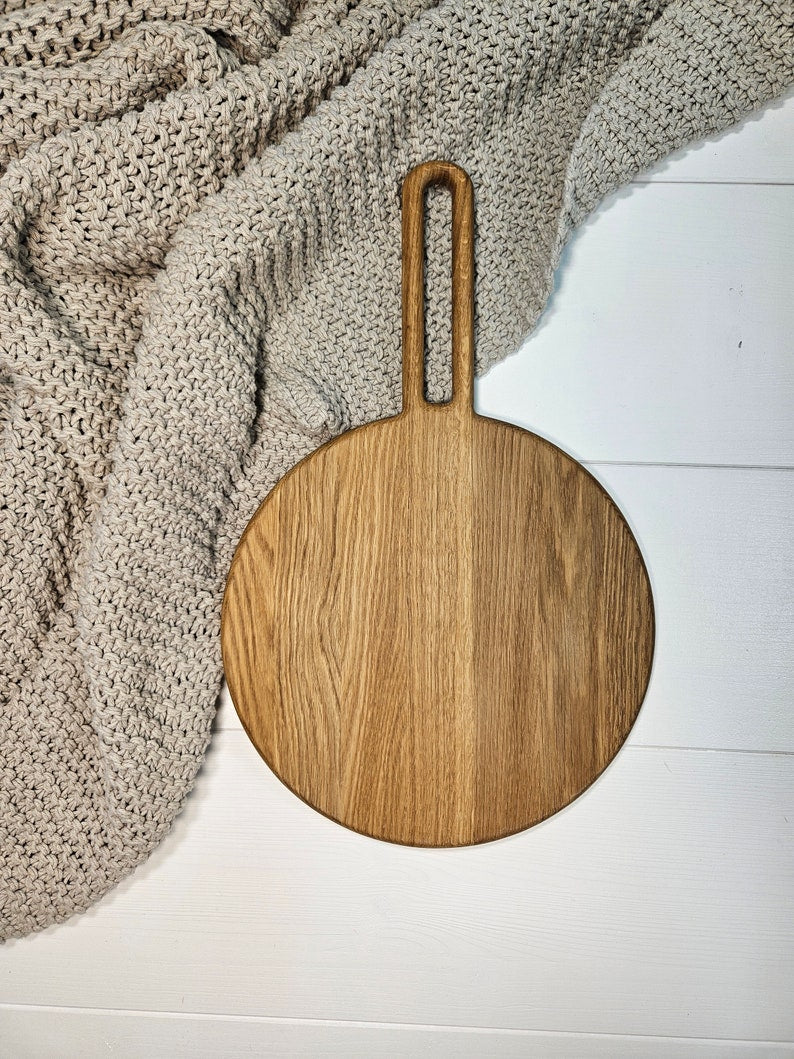 Serving platter with long handle